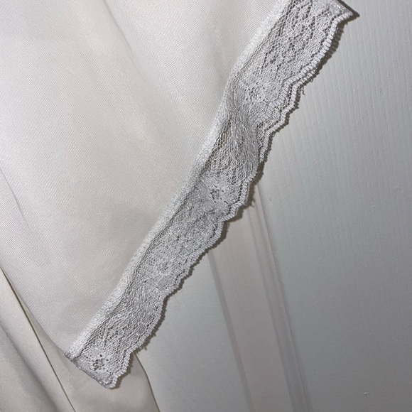 Womens white Long nightgown with lace sleeves, embroidered front embellishment - Picture 3 of 5